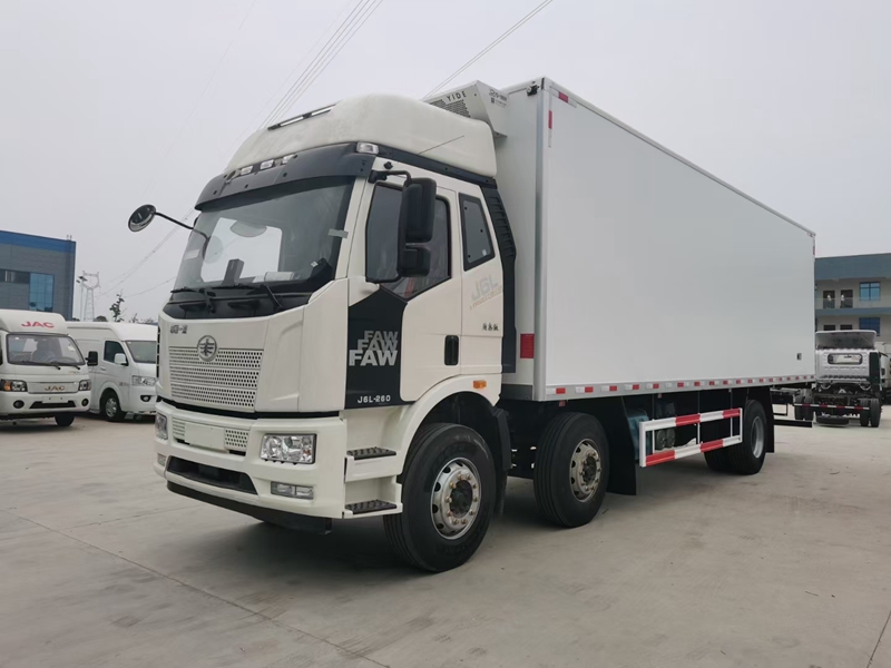 解放J6L小三軸冷藏車