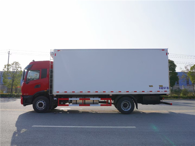 東風(fēng)天錦KR高頂雙臥6.8米冷藏車(chē)