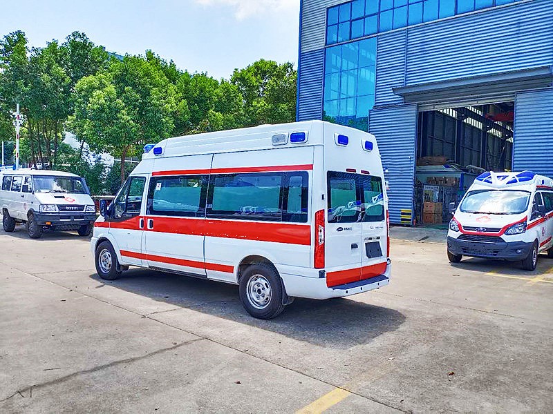 福特新時(shí)代長(zhǎng)軸高頂救護(hù)車(chē)