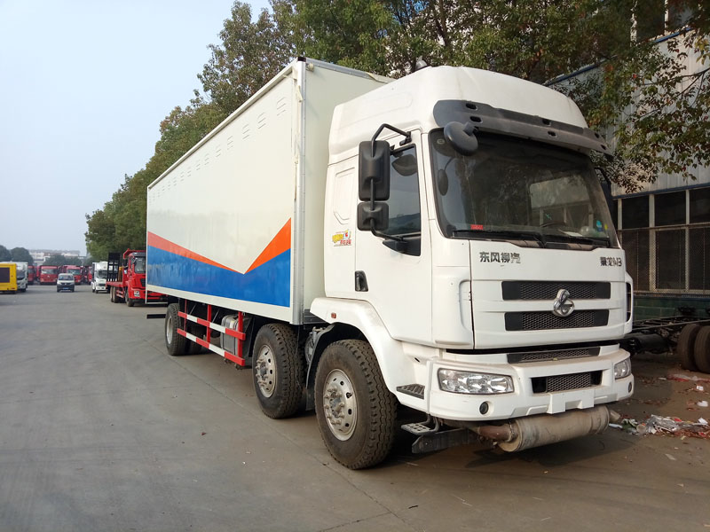 柳汽9.6米(13.8噸)液體廂式車