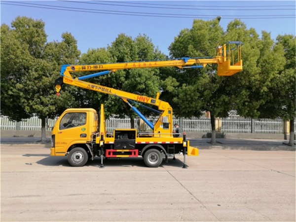 東風13.5米高空作業(yè)車